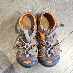 Youth Keens size 5, grey/orange